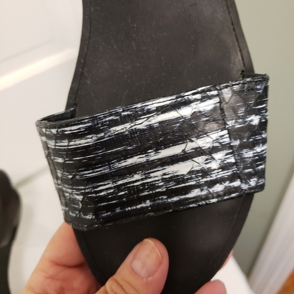 VINCE BLACK & WHITE "Sawyer" Sandals, Size 9 = 40, Stylish Flats Sleek - Picture 11 of 12